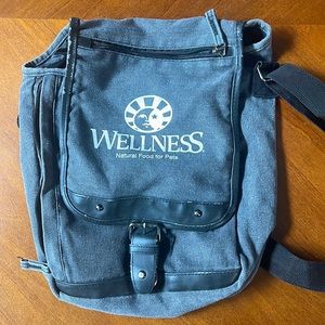 Wellness canvas shoulder bag gray with white faux leather trim